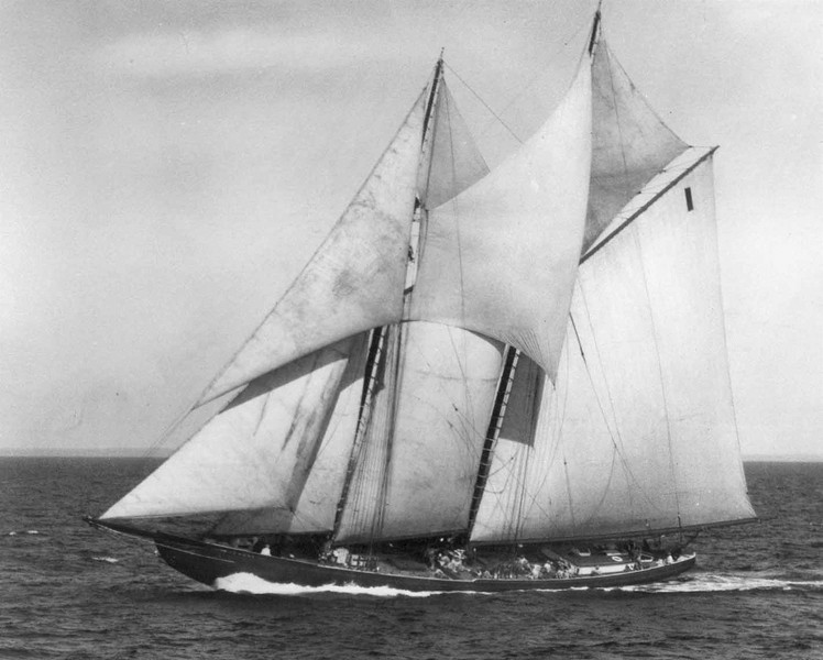 sailing-schooner-bluenose