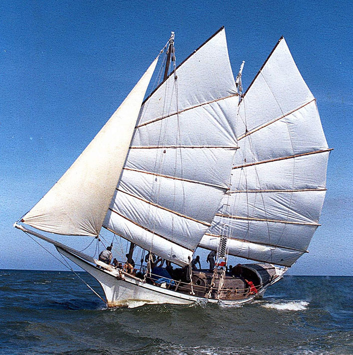 NAGA_PELANGI_sailing_off_the_coast_of_Kuala_Terengganu,_1998